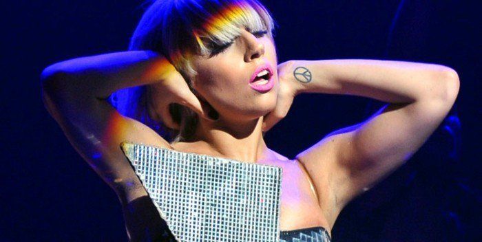 Lady Gaga com tatuagem em símbolos tatuagem do pulso
