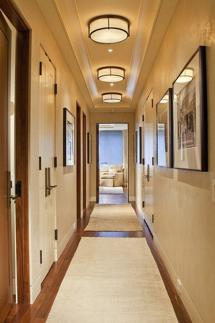 Long Corridor make-gul-teppe-og avrundet lamper