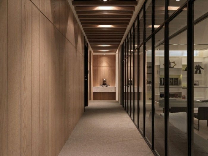 Long Corridor make-med-lys-og-glassvegg