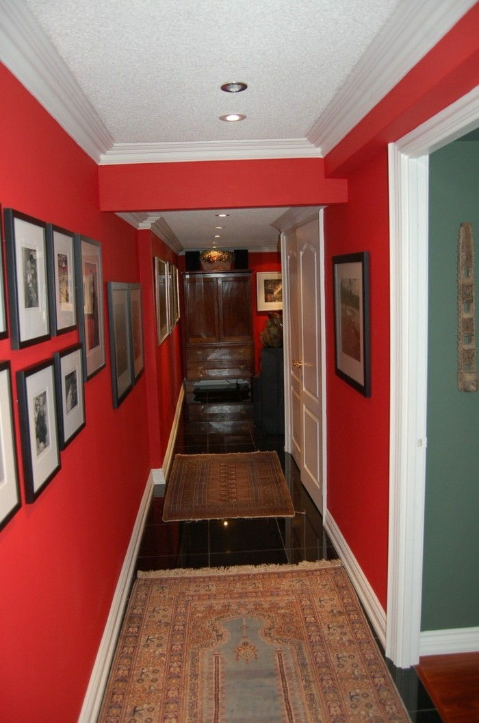 Long Corridor make-med-rød-vegger-og-bilder-sammen