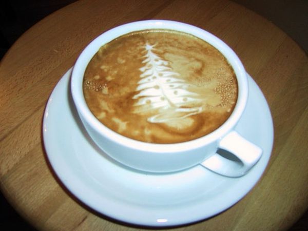 Latte art dizajnu šálka kávy Tannenbaum