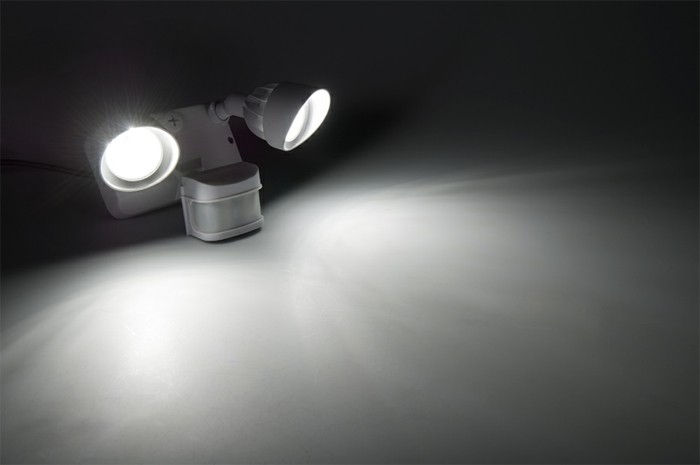 LED-lampa med rörelsesensor för skydd