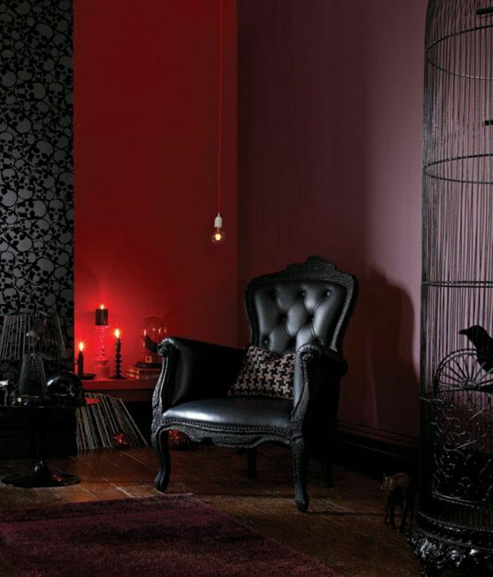 Kožené kreslá v barokovom štýle purpurovo červené steny múr vankúš sviečky