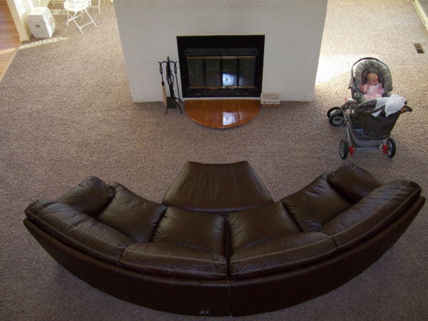 Skinnsoffa soffa halvcirkelformad vardagsrum utformning