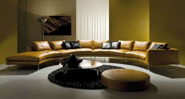 Skinnsoffa i vardagsrummet soffan halvcirkelformad Deco