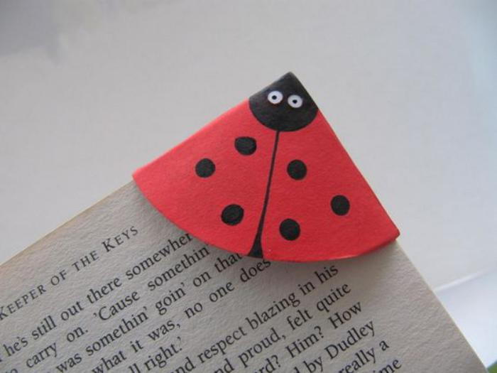 Bookmark self-make origami lieveheersbeestje