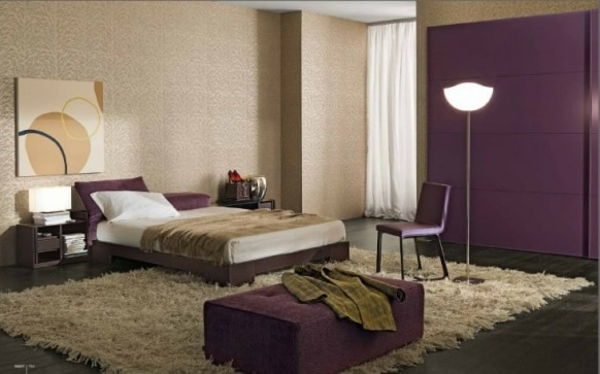 Lila sovrum med taupe väggfärgspalett - interiör modern
