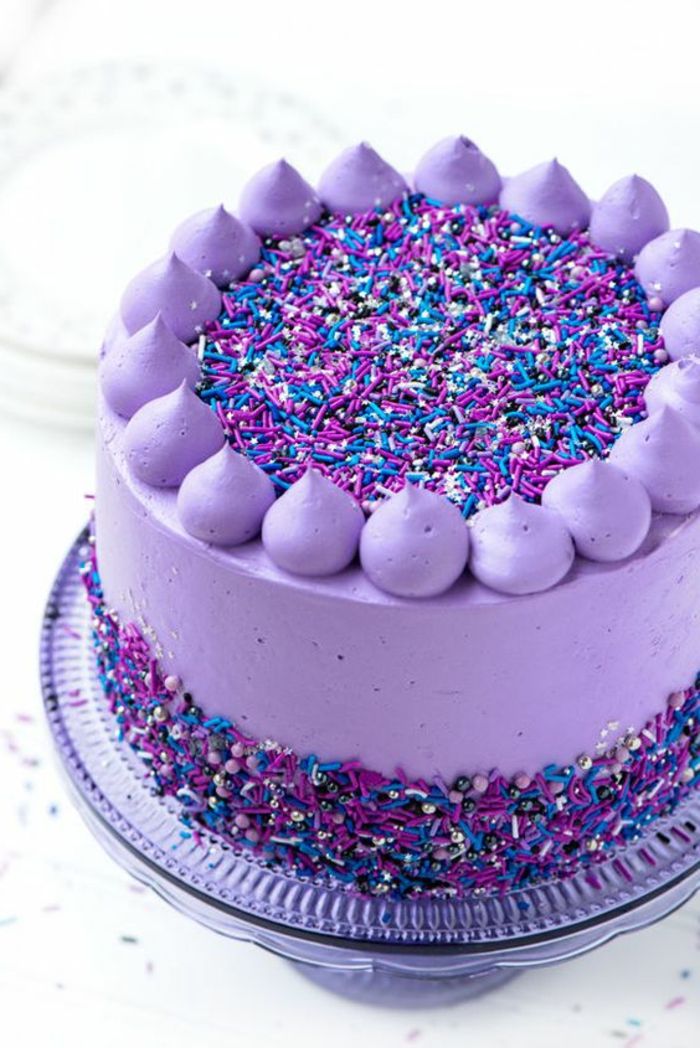Ciasto fioletowe ozdobione kremem cukrowym kremową płytką szklaną