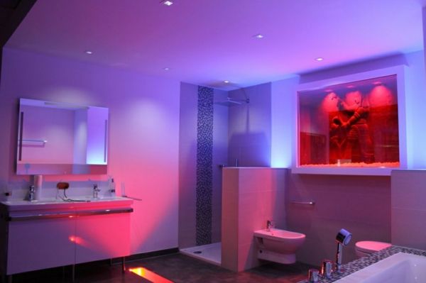 Fialovo-ultra-pra-dizajn interiéru v kúpeľni stropné svietidlá