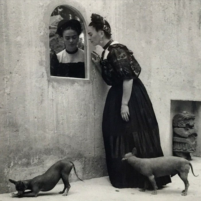LolaAlvarezBravo-Frida Kahlo oglindă cu câinele-1944-in-Throckmorton Texas