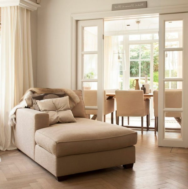 Kreslo stoličky-in-béžovej dizajnu v obývacej izbe