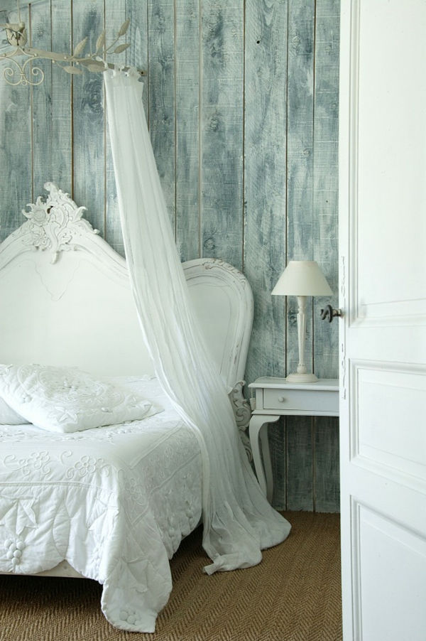 notranja hiša stil spalnica - bele zavese nad posteljo kot dekoracijo