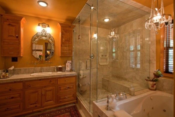 Luksuriøst bad med barokk speil og stor dusj