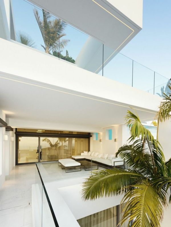 Luksuzna hiša v belem z ultra-moderno in elegantna oblika teraso