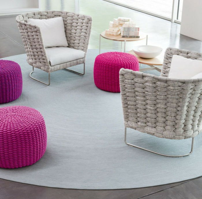 Pohištvo iz protja-stol-rožnato-bele blazine