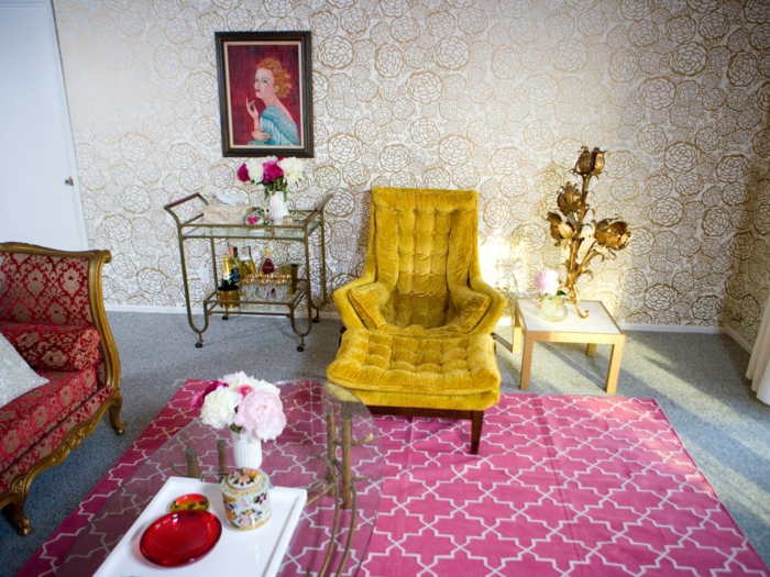 Nábytok jemné dizajnu krásny koberec, sklenený konferenčný stolík z umelého a zlatej dekoratívne kvetinové retro tapety