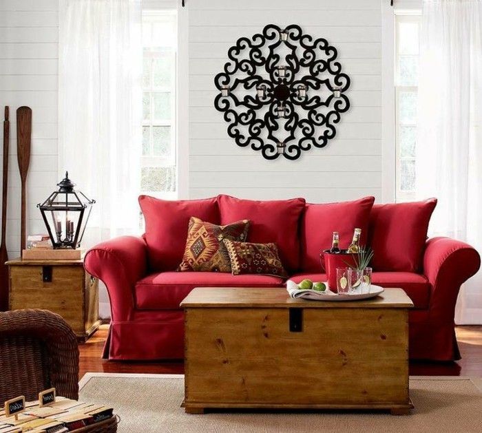 Møbler-in-country-style-elegant sofa rød-interessant veggdekorasjon
