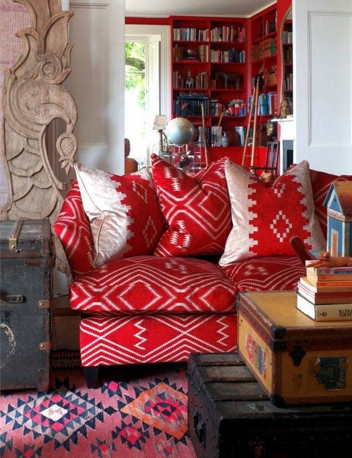 Baldai raudona su etninės motyvais Boho stiliaus sofa-lova