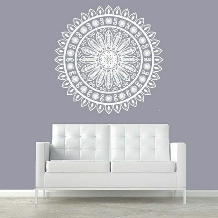 Mandala tatuaż ściany fioletowe ściany i biała sofa