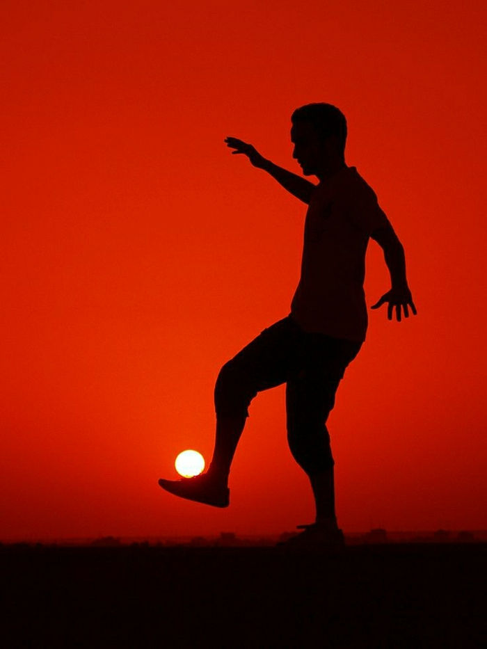 Man fotbolls sol-Ball Sunset