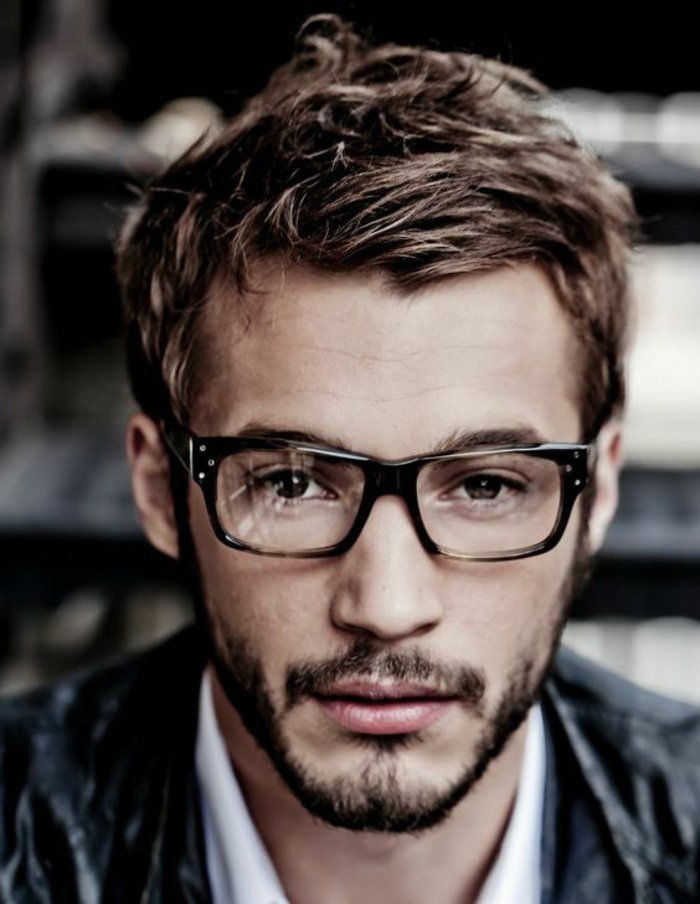 Man med begärliga-hipster glasögon