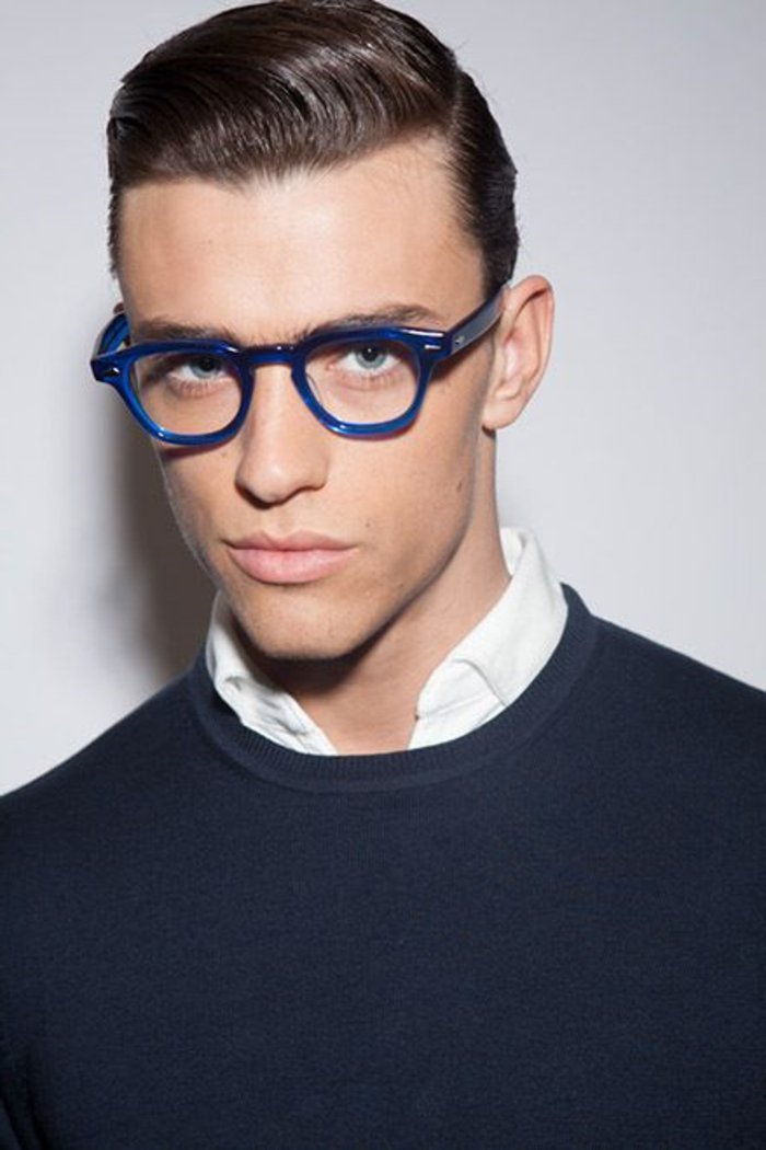 Man med blå hipster glasögon-med-round-form