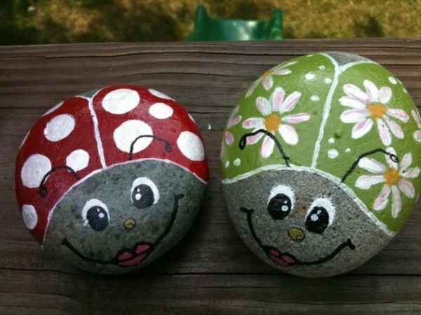 Ladybug kamene ako dekorácia-for-the-záhrady myšlienke