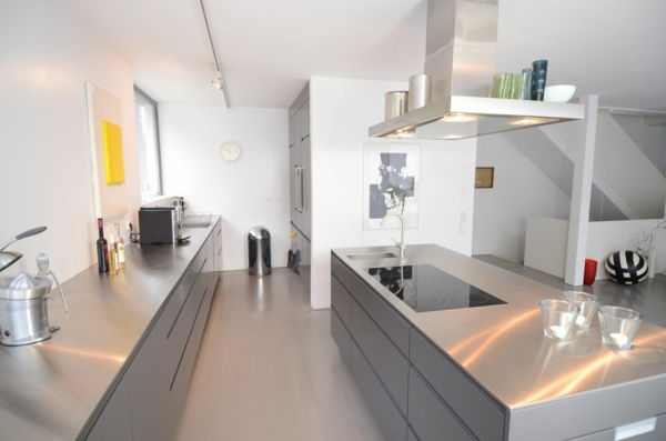 Pagal užsakymą pagaminta virtuvėlė su pilka nerūdijančio plieno stalviršiu - puikus virtuvės rėmelis