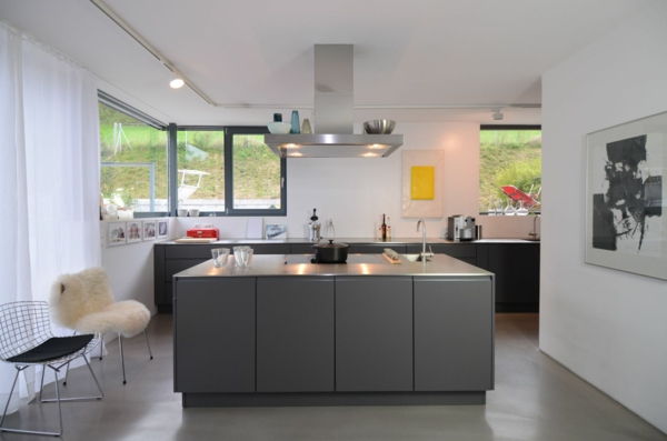 Individualizuota virtuvė su pilka nerūdijančio plieno virtuvės sala - baltos užuolaidos