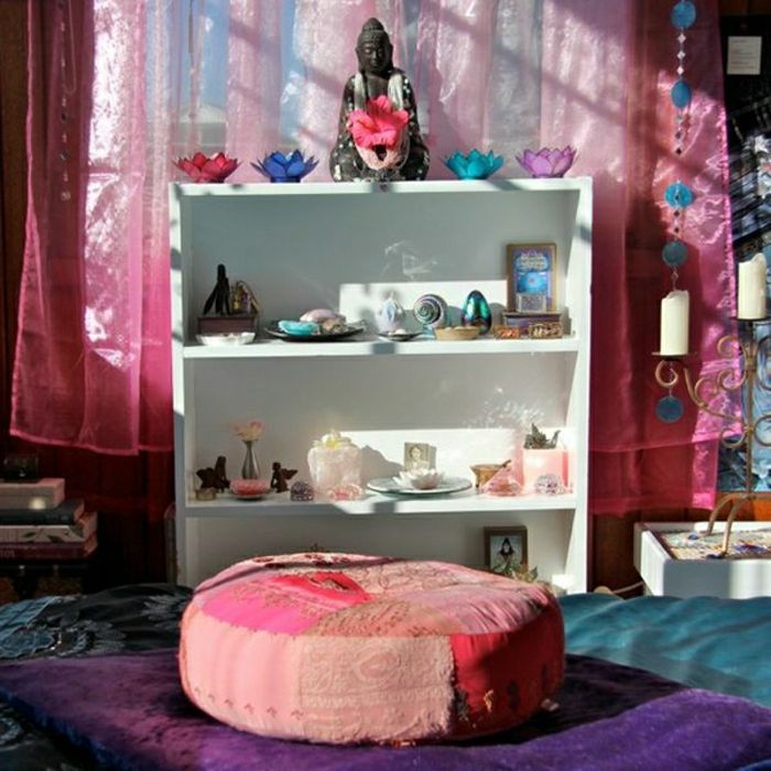 Meditačné miestnosť ázijskom štýle socha Budhu Candle meditačné vankúš