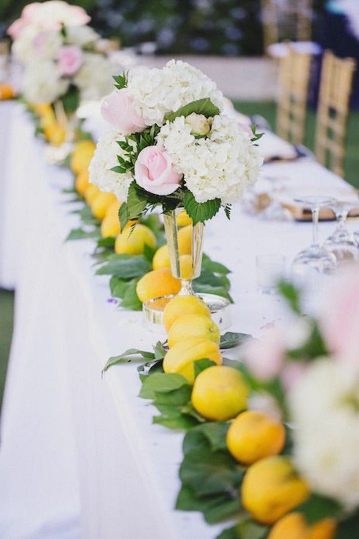 Stół śródziemnomorski cytryna dekoracje i kwiaty