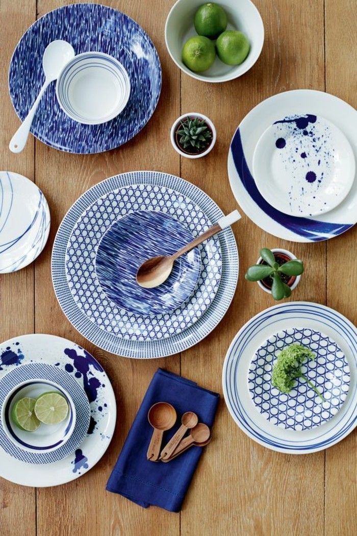 Stół śródziemnomorski dekoracji niebieski talerze i serwetki
