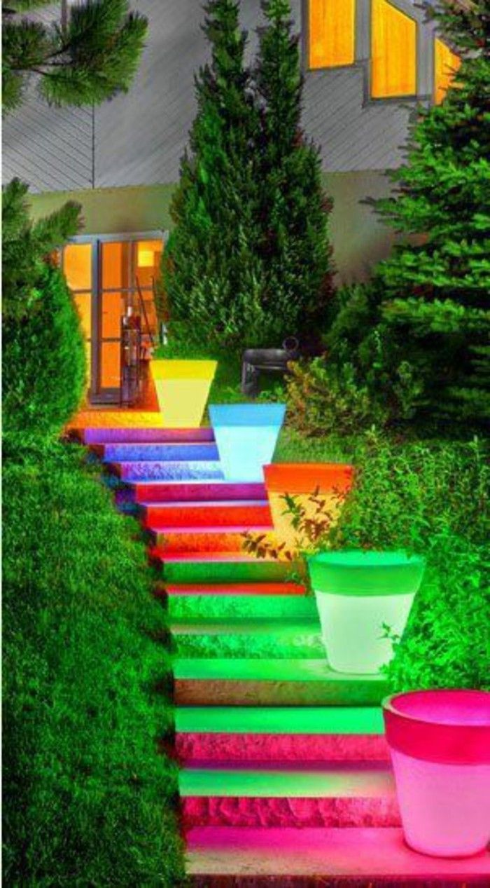 My-vackra-trädgården med färgad-belysning