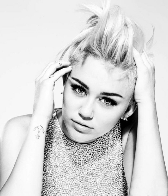 Miley-Cyrus tatuering på handleden Anchor Tattoo