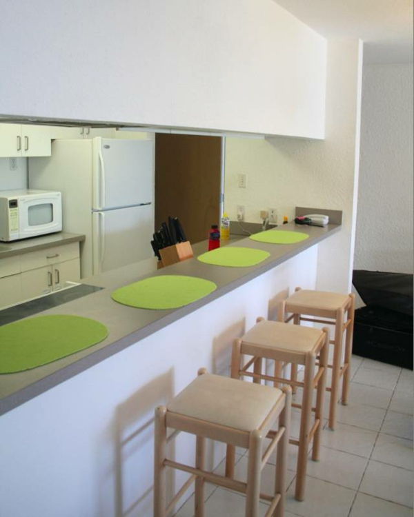 Minimalistisk kjøkken-bar-med-tre stoler-interiørdesign