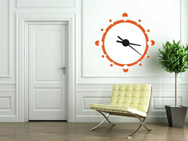 kūrybingas sienų dizainas su nuostabiu oranžine sienine laikrodžiu