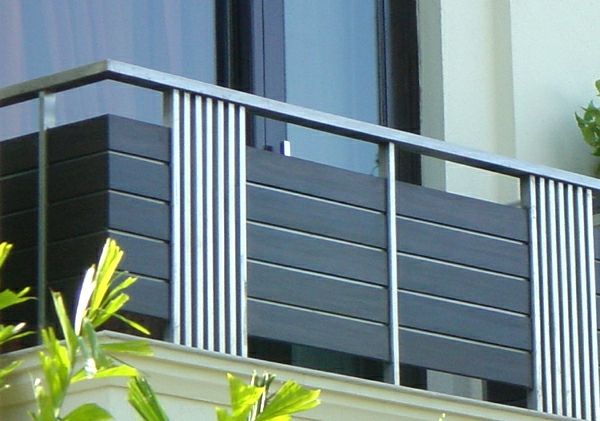 Edifícios modernos trilhos-por-um-varanda