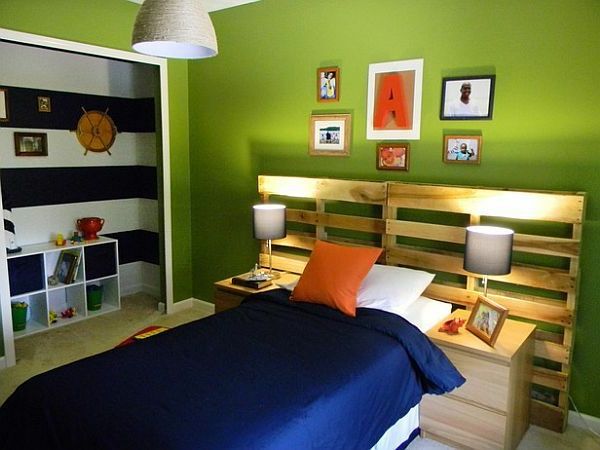 Quarto com design de parede verde e cabeceira de madeira