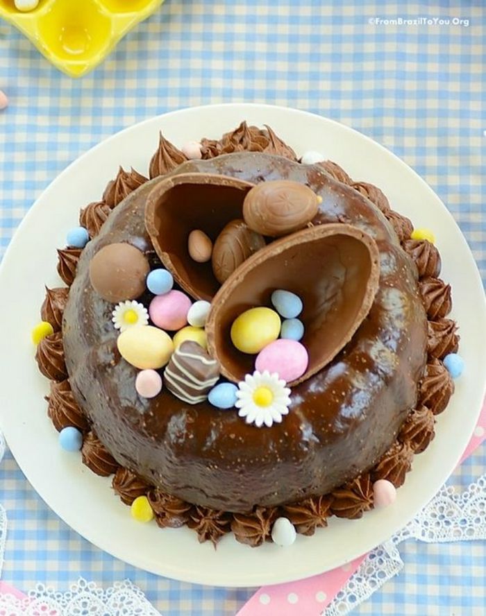 Velykų pyrago šokoladas su gražiais dekoratyviniais šokolado kiaušiniais viršaus ant plokštelės