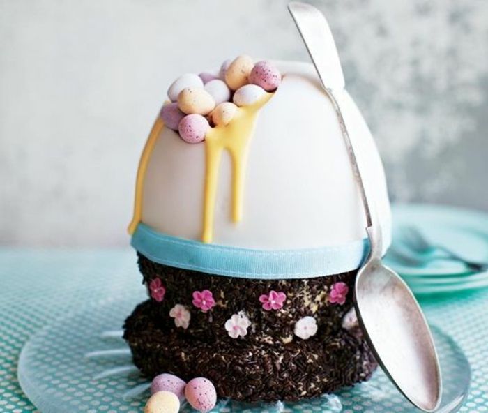 Velikonočna motivna torta Velikonočno jajce okrašeno in napolnjeno z majhnimi velikonočnimi jajci