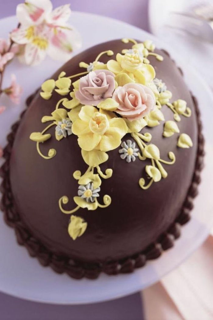 Velykų kiaušinio motyvo pyragas su fontanų šokolado dekoratyvinėmis gėlėmis 