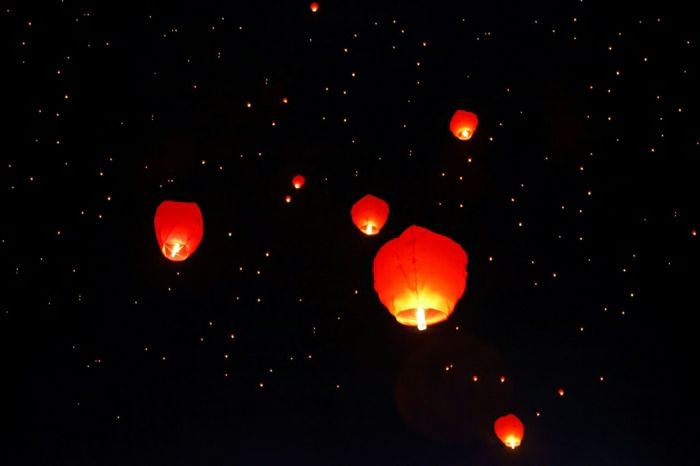 Natthimlen mörkröda himlen lanternor-flygande
