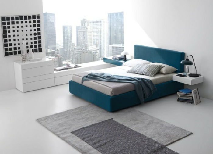 Desertas prie pakabinti ant-lova-mėlyna-lovų
