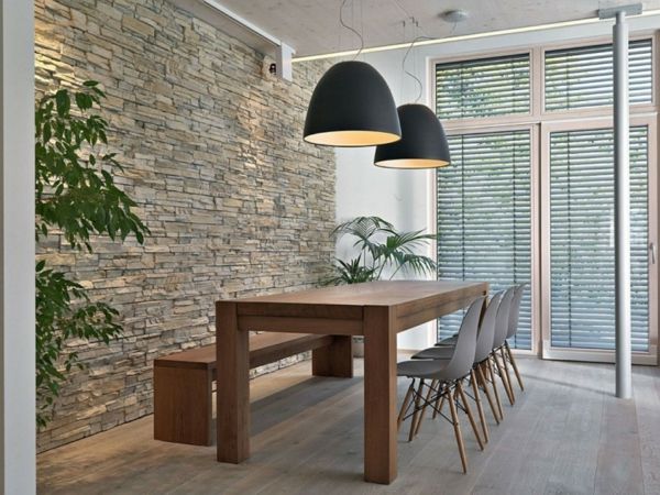 Prírodné kamenné múry v lampách obývacej izbe a stôl