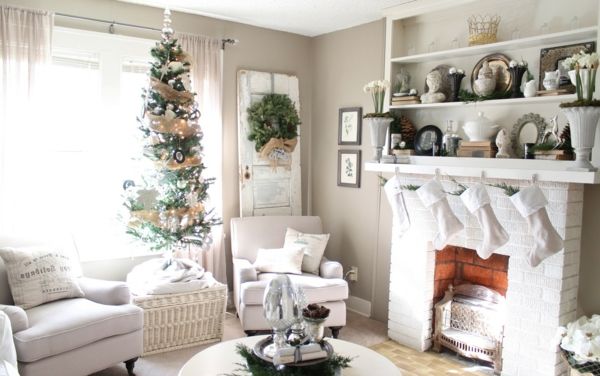 hvit juledekorasjon - i stuen med en fin peis og en hvit sofa