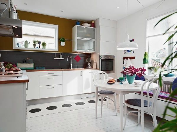 Severská jedáleň a kuchyňa v bielej farbe