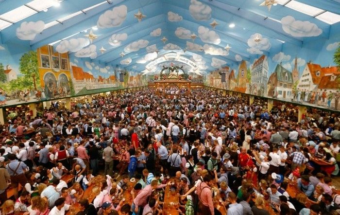 Oktoberfest imagine sub-acoperiș