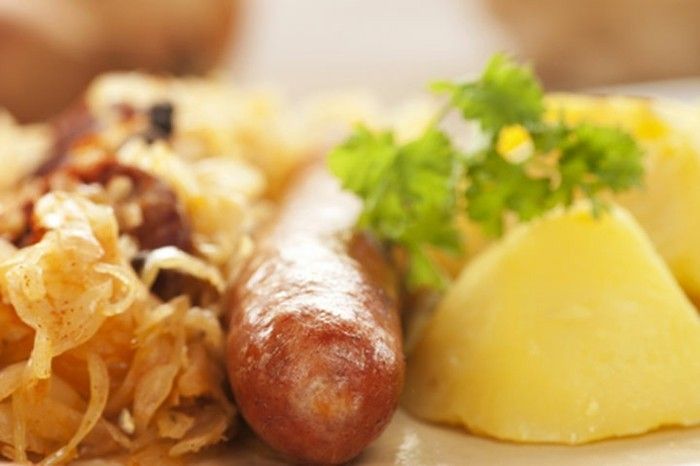 Oktoberfest mat korv och potatis ört