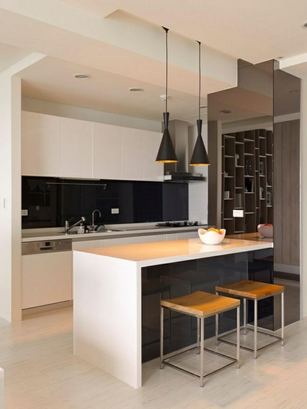Insula de bucătărie albă și candelabrele negre într-o bucătărie modernă