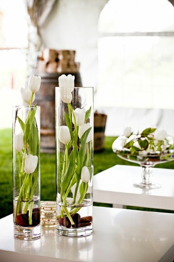ตกแต่งโต๊ะตกแต่งอีสเตอร์กับดอกทิวลิปสีขาว